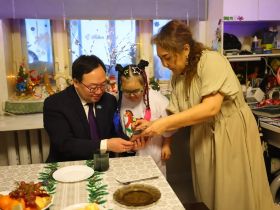 Школьнице из Якутска передали подарок от Айсена Николаева