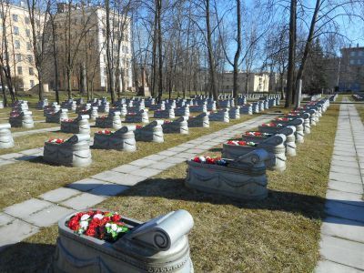 Братское захоронение воинов Советской Армии, погибших при обороне Ленинграда в 1941-1943 г.г.