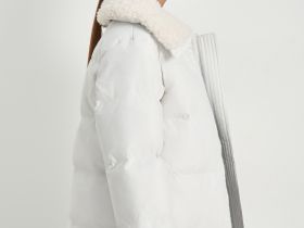 Пуховик с опушкой и воротником-стойкой