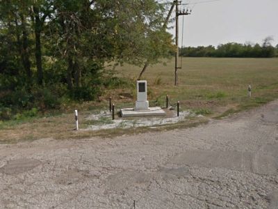 Памятное место, где в августе 1920 г. отрядом ЧОНа был разгромлен белогвардейский батальон десанта Врангеля. Установлен памятный знак