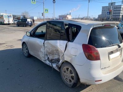 В Якутске водитель иномарки врезался в опору уличного освещения