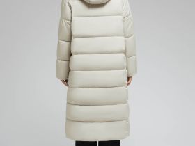 Утепленное пальто с капюшоном