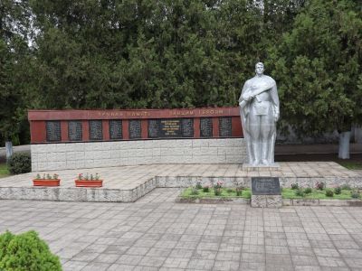 Братская могила. Похоронено 5 человек. Установлен типовой памятник