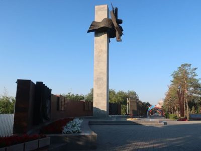 Мемориальная аллея с центральной стелой и вечным огнем