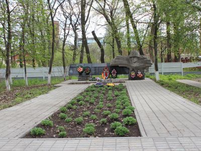 Братская могила советских воинов, погибших в боях с фашистскими захватчиками  в 1943 году. Захоронено 50 человек, имена установлены. Скульптура советского воина
