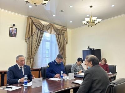 Сенатор РФ Сахамин Афанасьев и прокурор Якутии Максим Попов провели прием граждан