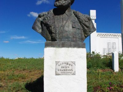 Памятник-бюст Курашову Ефиму Ивановичу – герою гражданской войны. Скульптор К.Н. Пшенников, бронза, 1961 г.