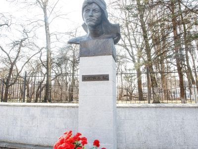 Бюст Героя Советского Союза гвардии майора В.Г.Козенкова