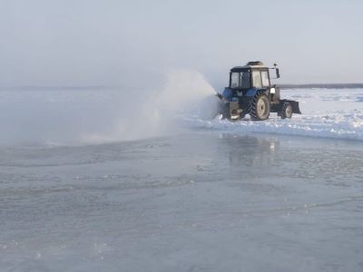 На переправе Хатассы – Павловск наращивают толщину льда с помощью мотопомп