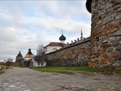 Прясло между Успенской и Прядильной башнями со Святыми воротами