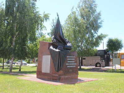 Братская могила советских воинов, погибших в боях с фашистскими захватчиками в 1943 году. Захоронено 607 человек, установлены имена 16 человек. Скульптура двух воинов