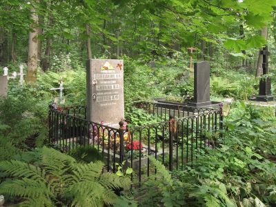 Братская могила советских воинов