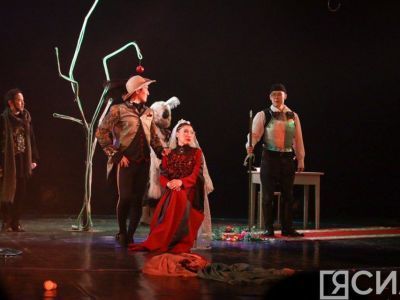 Сочетая несочетаемое: в Саха театре показали островский «Лес» в интерпретации Сергея Потапова