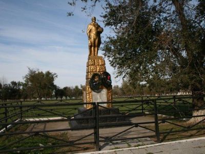 Памятник воинам-односельчанам, погибшим в 1941-1945 гг. на фронтах Великой Отечественной войны