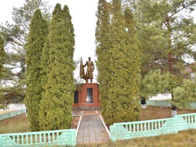 Братская могила советских воинов, погибших в боях с фашистскими захватчиками в 1943 году. Захоронено 15 человек, имена установлены. Скульптура советского воина