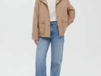 Ветровка на пуговицах с капюшоном