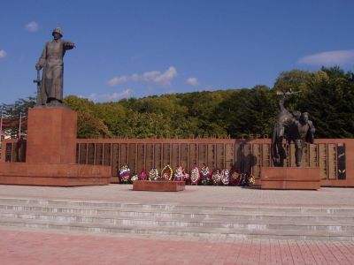 Мемориал в честь советских воинов, погибших в боях за освобождение Южного Сахалина и Курильских островов в 1945 г. 1980 г., скульптор А.А.Тюренков, архитекторы И.И.Ловейко, А.П.Бронзов