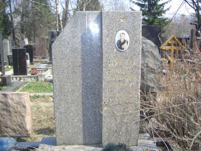 Могила - Лусто Михаил Васильевич (1921-1979), Герой Советского Союза