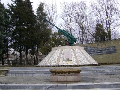 85-мм зенитная установка, установленная в честь воинов-зенитчиков, погибших в боях с фашистскими захватчиками