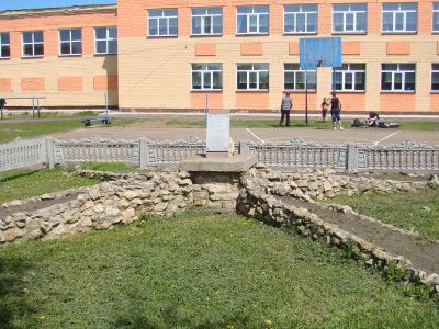 Братская могила жертв революции 1918 г. (похоронены волостной военком Сучков К.Н., председатель Волостного Исполнительного комитета Комсунов И.И. и продотрядники Толмачев и Ахметов, погибшие при вилочном восстании)