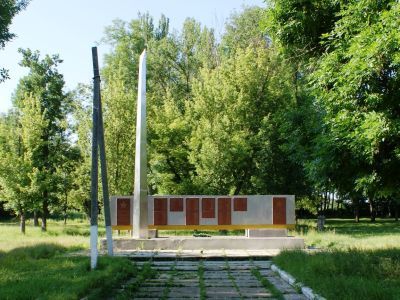 Братская могила советских воинов, партизан и памятный знак в честь воинов - односельчан, погибших в годы Великой Отечественной войны