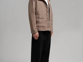 Ветровка с капюшоном