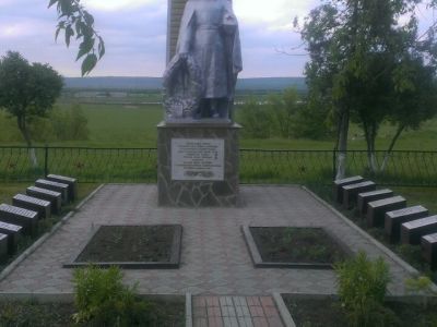 Братская могила 14 воинов Советской Армии, погибших в 1943 году при освобождении хутора от немецко-фашистских захватчиков и Героя Советского Союза И.П. Горбань