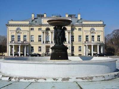 Скульптурная группа с фонтаном