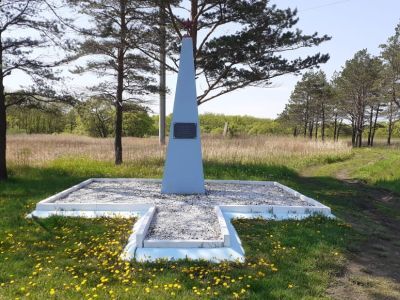 Памятник расстрелянным 17 мая 1919 г., воинам подпольщикам Ф.Чемеркину, Д.Устименко, Д.Герасимчуку