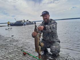 Рыбалка на Лене в районе устья реки Вилюй. Трофейная рыбалка (щука, ленский осетр) с проживанием на турбазе