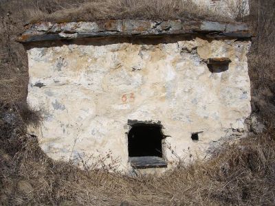 Склеп полуподземный с гладкой фасадной стеной 31