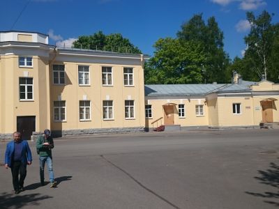 Главный корпус с цандеровским флигелем, конференц-залом и кухонным флигелем