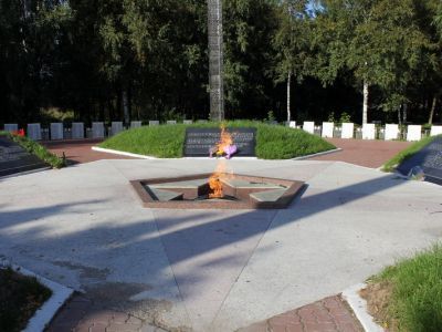 Пять стел, расположенных по окружности, в центре которой «Вечный огонь»