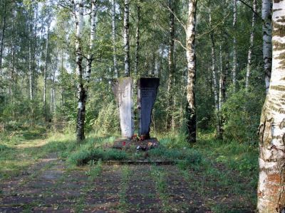 Место захоронения железнодорожников, погибших от артиллерии и авиации противника при строительстве и восстановлении ж.д. линии, связывавшей осажденный Ленинград со страной
