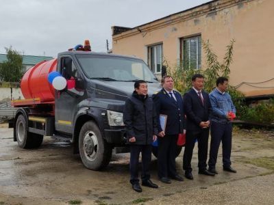 «Железные дороги Якутии» подарили водовозку Нахаринскому 2-му наслегу Мегино-Кангаласского улуса
