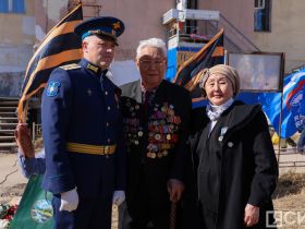 «Поём двором». В Якутске поздравили ветерана Великой Отечественной войны Кирилла Павлова