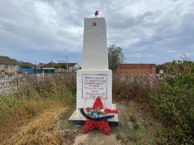 Могила партизана Динмухаметова Ю., отдавшего жизнь за установление Советской власти в 1919 году