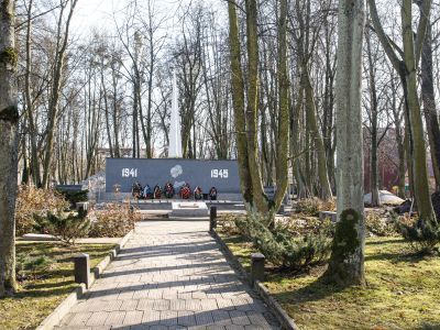 Мемориальный комплекс на братской могиле советских воинов, погибших при штурме города-крепости Кенигсберг в апреле 1945 года (арх.  Е.П. Тронин)