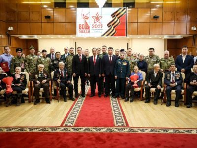 Айсен Николаев наградил участников СВО и Великой Отечественной войны