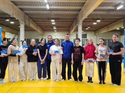 «Настроение АЛРОСА»: чемпионы по вольной борьбе встретились с юными спортсменами