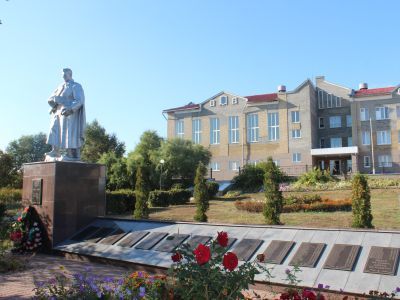 Братская могила  советских воинов, погибших в боях с фашистскими захватчиками в 1943 году. Захоронено 42 человека, имена 14 человек установлены. Скульптура советского воина с автоматом