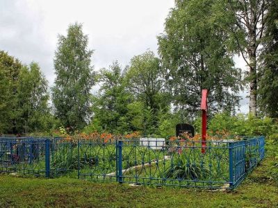 Могилы двух советских  воинов, погибших при разминировании