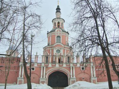 Тихвинская церковь над северными воротами