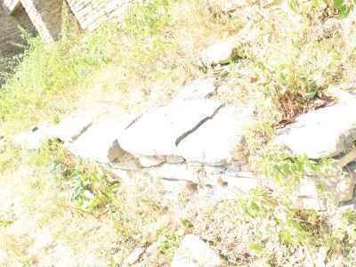 Надмогильные стелы в ограждении мечети