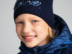 Шапка вязаная с отворотом для девочки