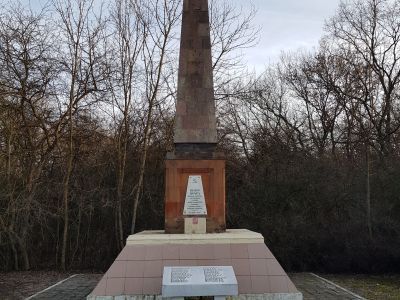 Братская могила. Похоронено 27 человек