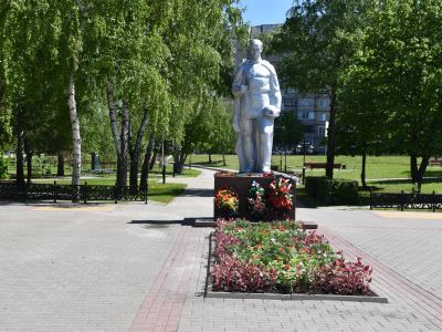 Братская могила советских воинов, погибших в боях с фашистскими захватчиками в 1943 году. Захоронено 274 человека. Установлены имена 168 человек. Обелиск