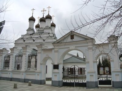 Церковь Николы в Голутвине с воротами