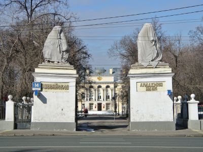 Главные въездные ворота дворца со скульптурными группами "Времена года" и фонтаном перед дворцом