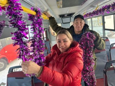 Маршрутные автобусы Якутска начали украшать к Новому году